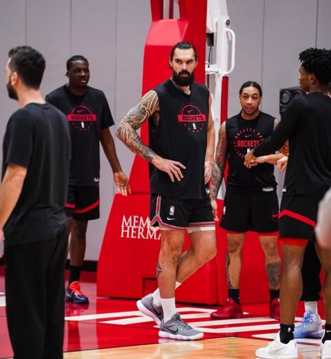 开云体育-亚当斯长期缺战，火箭不签中锋反追后卫？斯通不慌：3中锋够用了