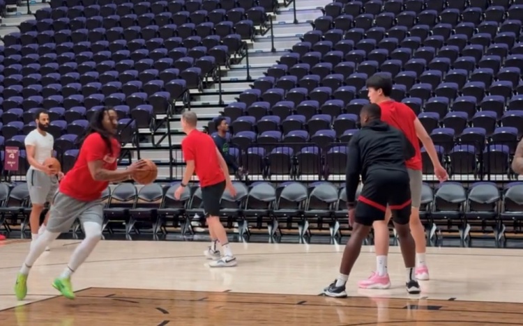 开云体育app-队记：混音队训练中为杨瀚森设计低位传切配合的战术