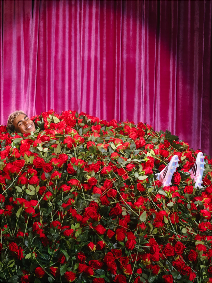 开云体育下载-阿迪“殡葬风”海报太抽象了…网友：送走亚马尔？|阿迪达斯|猎手|玫瑰|玫瑰花|广告_新浪体育_新浪新闻